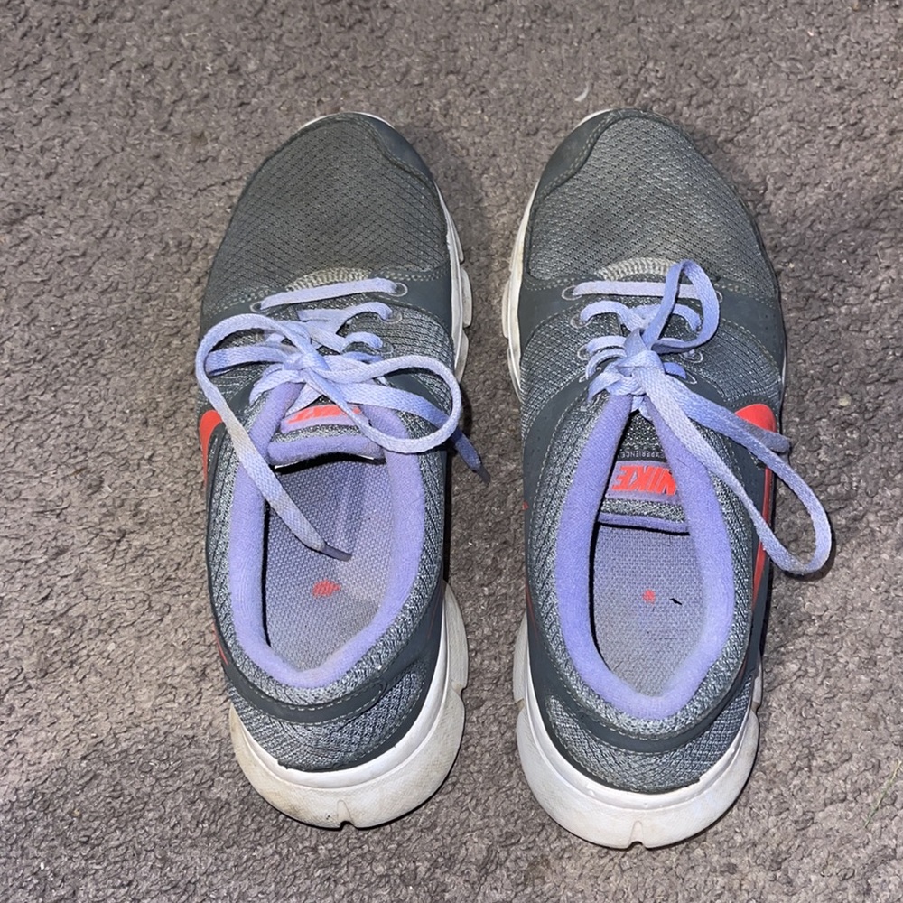 Ladies Nike Sneakers - Picture 3 of 5